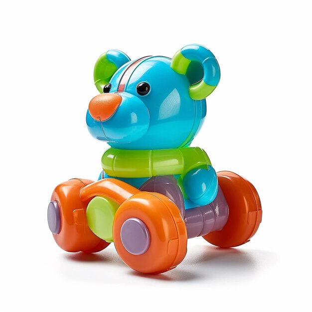 Leuchtend farbiger Spielzeugbär sitzt auf einem Spielzeugwagen auf einer weißen Oberfläche