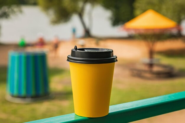 Leuchtend gelbe Kaffeetasse zum Mitnehmen