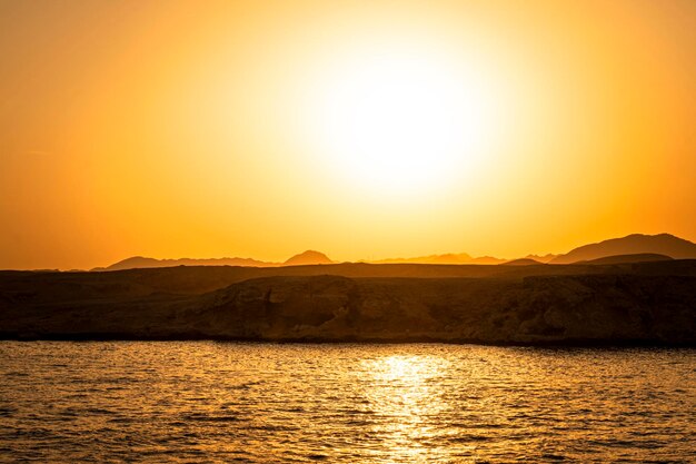 Leuchtend gelbe Sonne am Himmel Schöner gelber Sonnenuntergang am Roten Meer