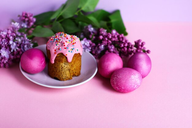 Leuchtend lila Ostereier Kuchen und lila Blumen auf einem lila Hintergrund Ostern Dekor selektiven Fokus