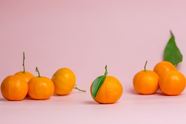 Leuchtend orange Mandarinen. Gesundes Ernährungskonzept