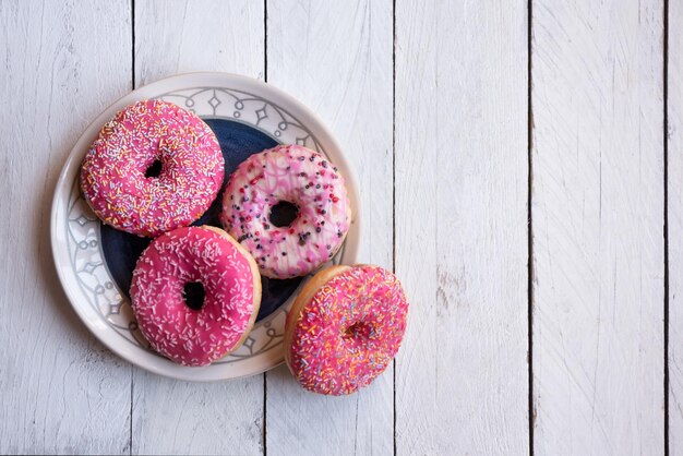 Leuchtend rosa Donuts, süßes, köstliches gebackenes Dessert