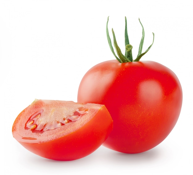 Leuchtend rote Tomate mit einer Scheibe