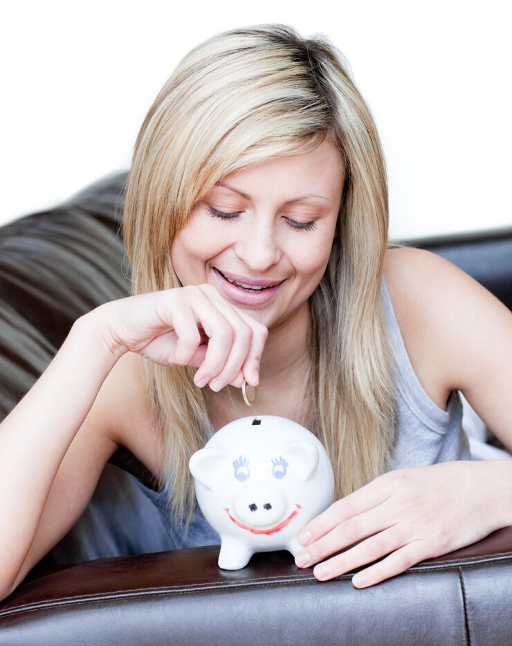 Foto leuchtende frau, die ein piggybank verwendet