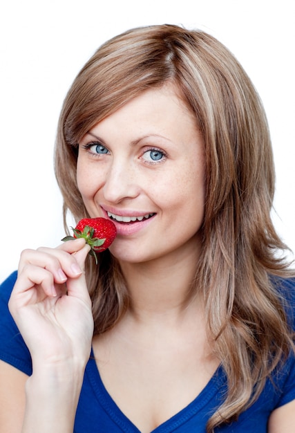 Leuchtende Frau, die Erdbeeren isst