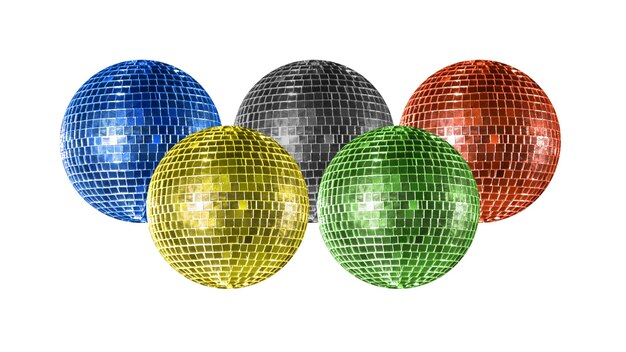 Leuchtende Glitzer-Discokugeln in verschiedenen Farben. Tanz, Freizeitbeschäftigung. Bunte Sportthemacollage lokalisiert auf weißem Studiohintergrund, Flieger. Copyspace für Ihren Text, Ihr Bild oder Ihre Werbung.