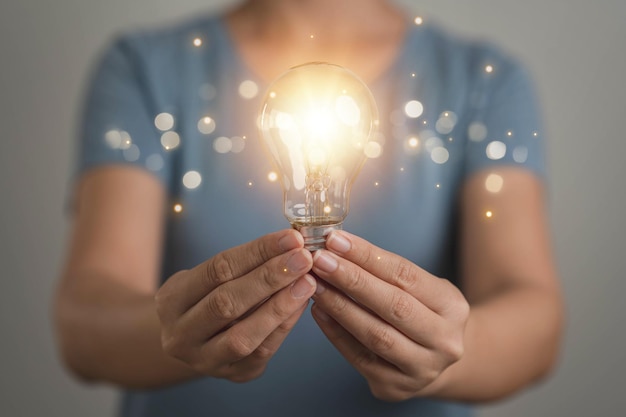 Leuchtende Glühbirne in der Hand Ideensuchkonzept Kreativität aus Informationshandel in der Internetwelt Vermarktung von Geschäftsideen und Zielgruppen