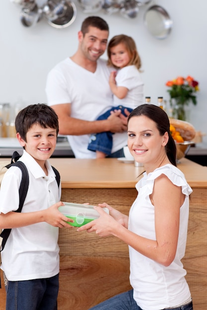 Leuchtende Mutter, die ihrem Sohn Nahrung zum Mittagessen gibt