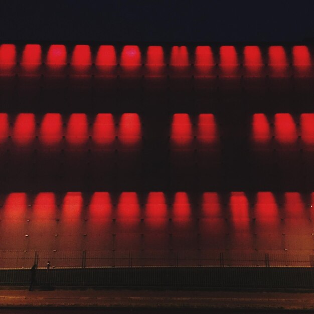 Leuchtende rote Lichter an der Wand in der Nacht