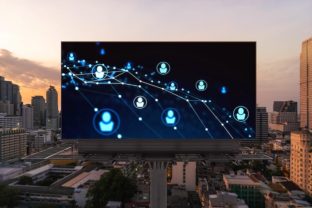 Leuchtende Social-Media-Symbole auf der Plakatwand über Sonnenuntergang, Panoramablick auf die Stadt Bangkok Das Konzept der Vernetzung und des Aufbaus neuer Verbindungen zwischen Menschen und Unternehmen in Südostasien