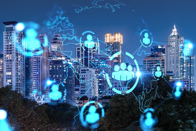 Leuchtende Social-Media-Symbole auf Nachtpanoramablick auf die Stadt Bangkok Asien Das Konzept der Vernetzung und des Aufbaus neuer Verbindungen zwischen Menschen und Unternehmen Doppelbelichtung