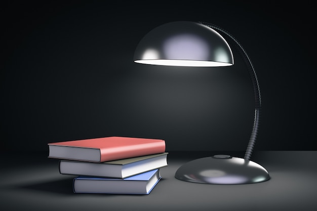 Leuchtende Tischlampe und drei Bücher auf dem Tisch