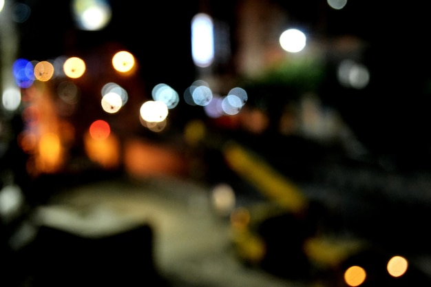 Leuchtende verschwommene Lichter in der Nacht