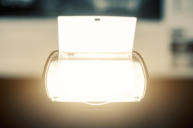 Foto leuchtender fotoblitz mit reflektor-kompakt-handblitz