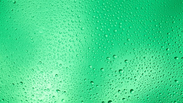 Leuchtender grüner Hintergrund mit kontrastierenden Wassertropfen