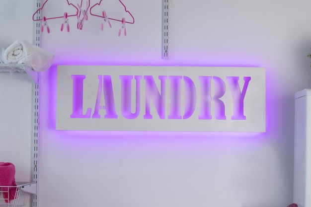 Leuchtendes Neon-Wäscherei-Schild auf weißem Hintergrund Beleuchtetes Schild Selbstbedienungs-Wäscherei