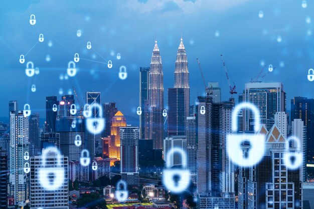 Leuchtendes Vorhängeschloss Hologramm Nacht Panoramablick auf die Stadt Kuala Lumpur Malaysia Asien Das Konzept der Cyber-Sicherheitsschilde zum Schutz von KL-Unternehmen Doppelbelichtung