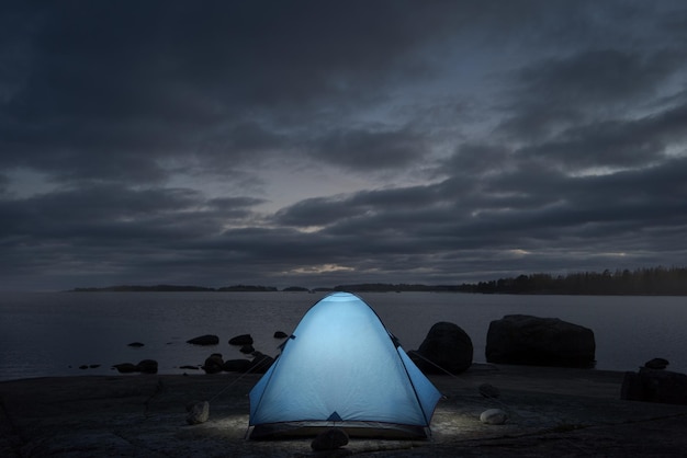 Leuchtendes Zelt an der Küste