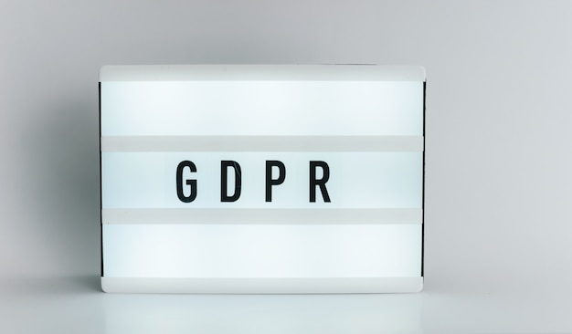 Leuchtkasten mit der Überschrift DSGVO mit Exemplar, auf weißem Hintergrund