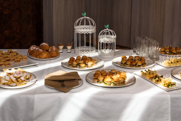 Leuchttisch mit Backen zum Waten, Catering für Partyveranstaltungen. Catering für Partys, Gebäck.