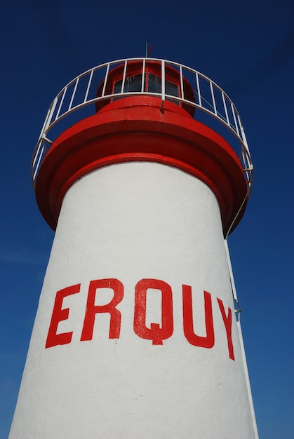 Foto leuchtturm am blauen himmel