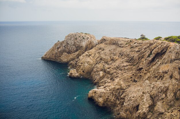 Leuchtturm am Kap Formentor in der Küste von Nord-Mallorca, Spanien. Künstlerische Sonnenaufgang- und Dämmerungslandschaft