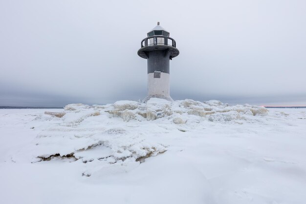 Foto leuchtturm am meer gegen den himmel im winter