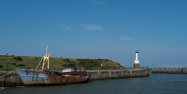 Foto leuchtturm am meer gegen den himmel