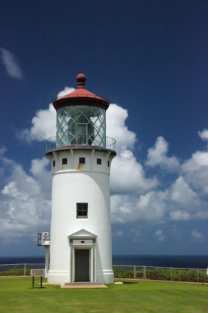 Leuchtturm am Meer gegen den Himmel