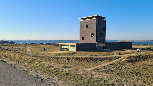 Foto leuchtturm am meer gegen den himmel