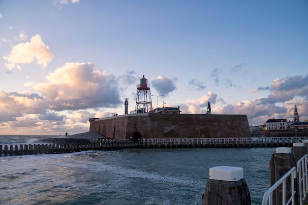 Leuchtturm am Meer gegen den Himmel