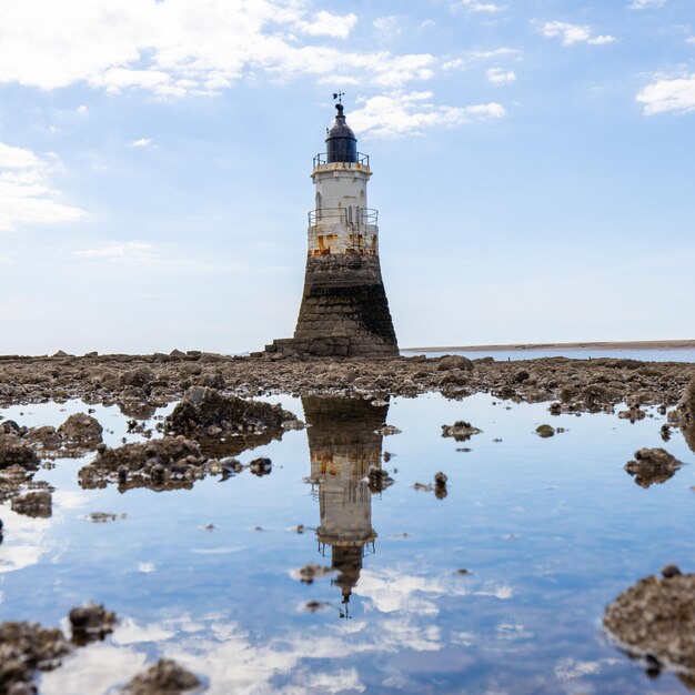 Foto leuchtturm am meer gegen den himmel