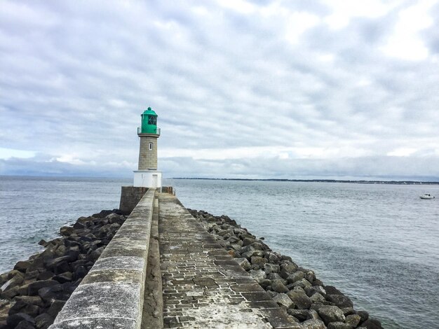 Foto leuchtturm am meer gegen den himmel