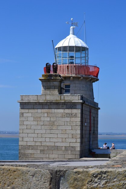 Foto leuchtturm am meer gegen den himmel