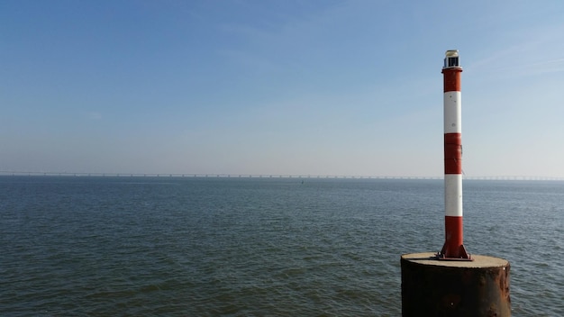 Leuchtturm am Meer gegen den Himmel