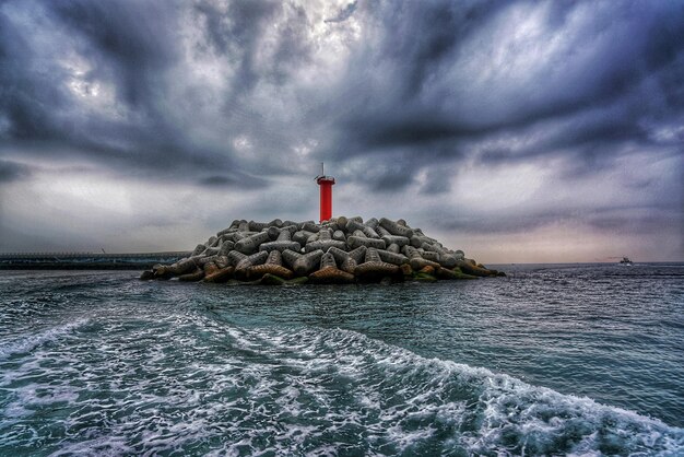 Foto leuchtturm am meer gegen den himmel