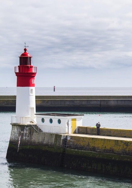 Foto leuchtturm am meer gegen den himmel