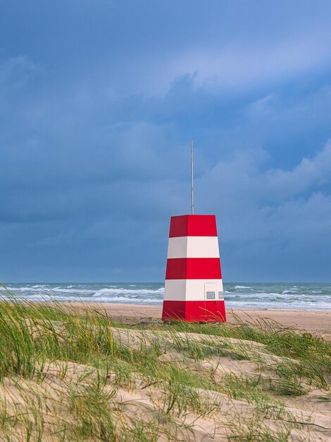 Foto leuchtturm am meer gegen den himmel