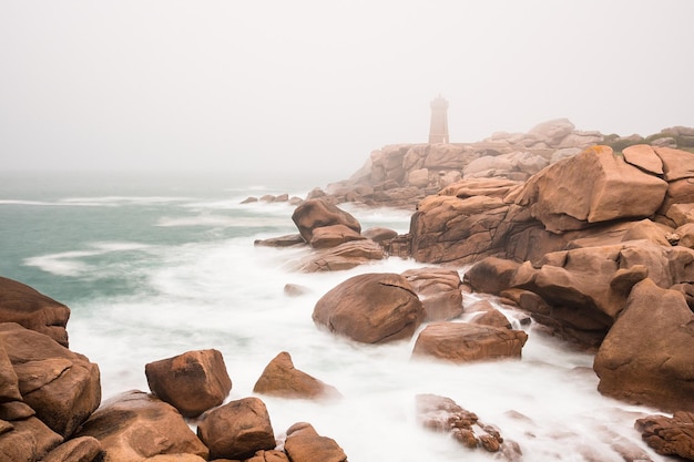 Leuchtturm am Meer gegen den Himmel