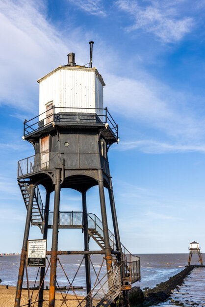 Foto leuchtturm am meer gegen den himmel