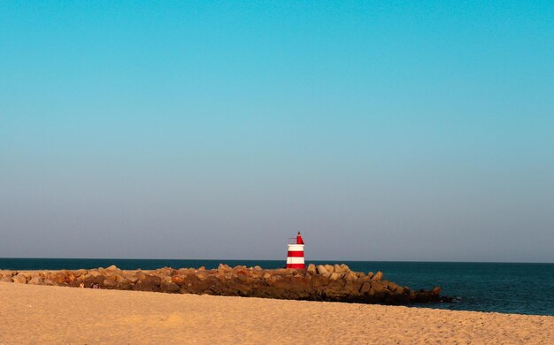 Leuchtturm am Meer gegen den Himmel