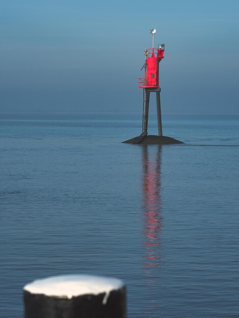 Foto leuchtturm am meer gegen den himmel