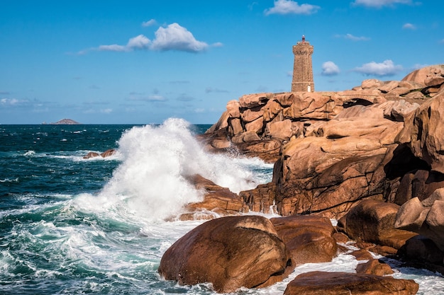 Leuchtturm am Meer gegen einen bewölkten Himmel