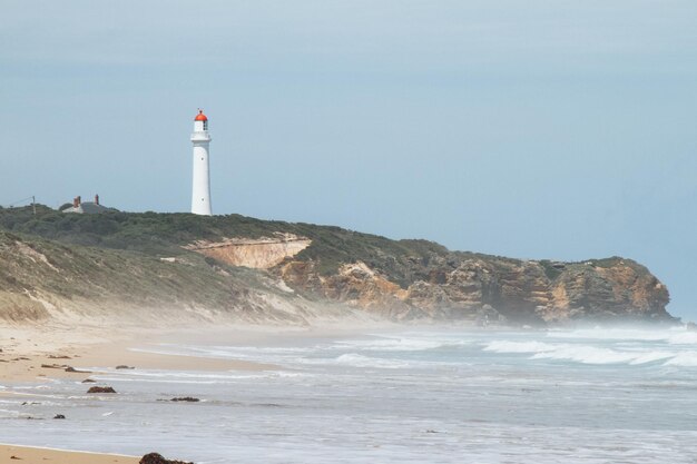 Foto leuchtturm am meer gegen klaren himmel