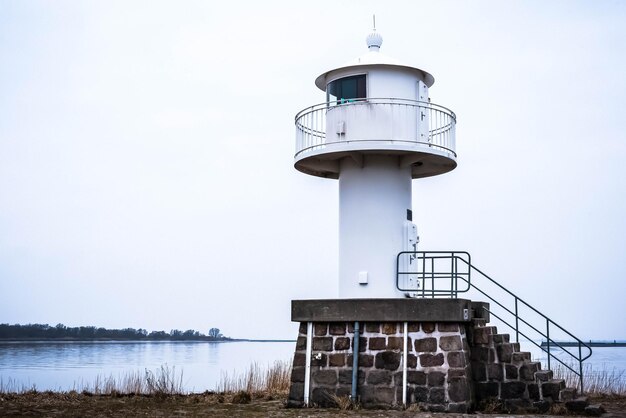 Leuchtturm am Meer gegen klaren Himmel