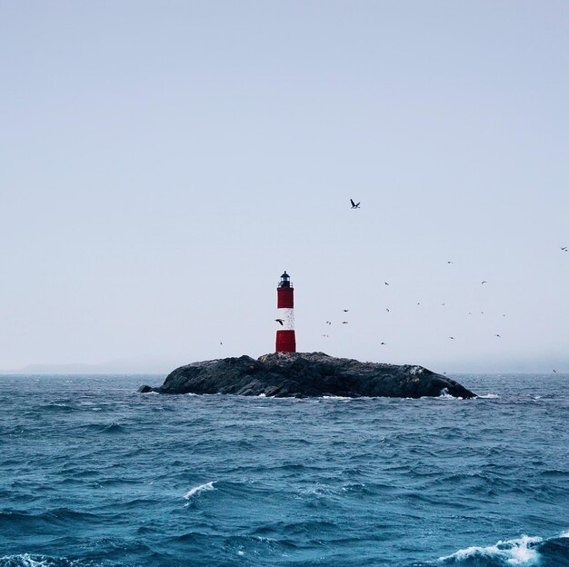 Leuchtturm am Meer gegen klaren Himmel