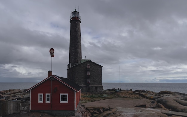 Leuchtturm am Ufer des Meeres. der Tag der Ostseeinsel.