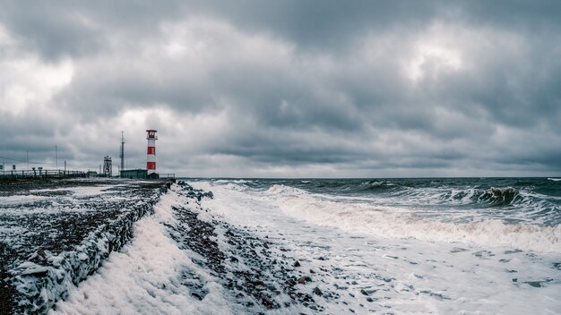 Leuchtturm am Ufer des tobenden Weißen Meeres auf der Kola-Halbinsel