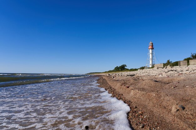 Leuchtturm am Ufer gegen den Himmel bei Flut