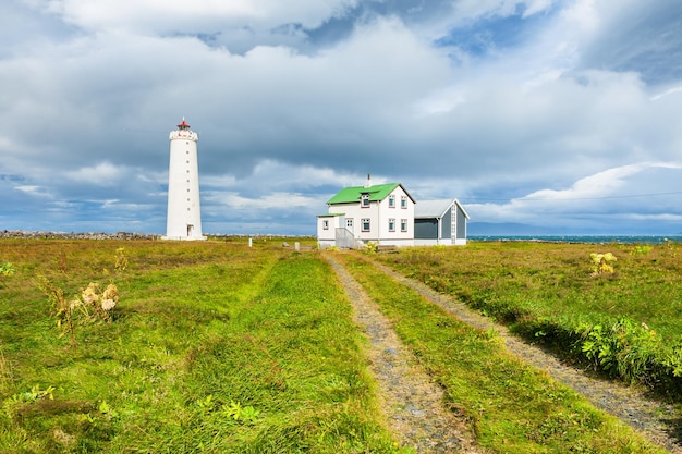 Leuchtturm an der Atlantikküste in Reykjavik, Island